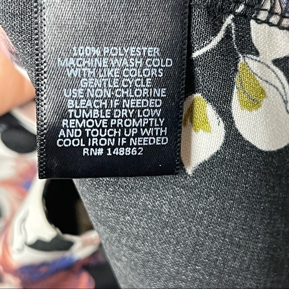 Torrid Black Floral Button Up Short Sleeve Blouse Size 1X - Picture 8 of 9